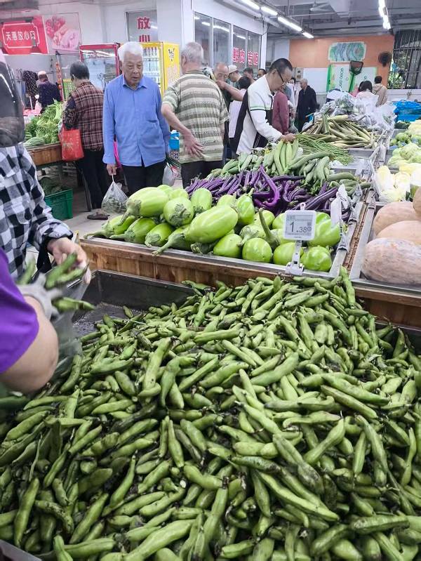 本地新鲜蚕豆抢鲜上市，天惠超市春江店日均销量超1吨
